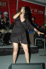 Sona Mohapatra at Delhi Belly DVD launch in Landmark, Mumbai on 29th Sept 2011 (62).JPG
